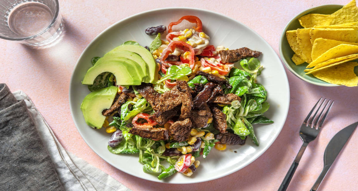 Salade mexicaine au boeuf mariné et à l'avocat avec des haricots rouges et une vinaigrette épicée à la crème