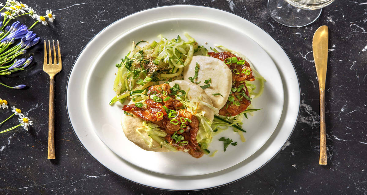 Bao au porc caramélisé & pak choï servi avec des concombres aigres-doux et du pak-choï au nuoc-mâm