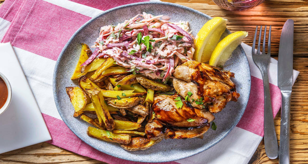 Balsamicomarinerade kycklinglårfiléer med äppelcoleslaw, pommes och BBQ-sås