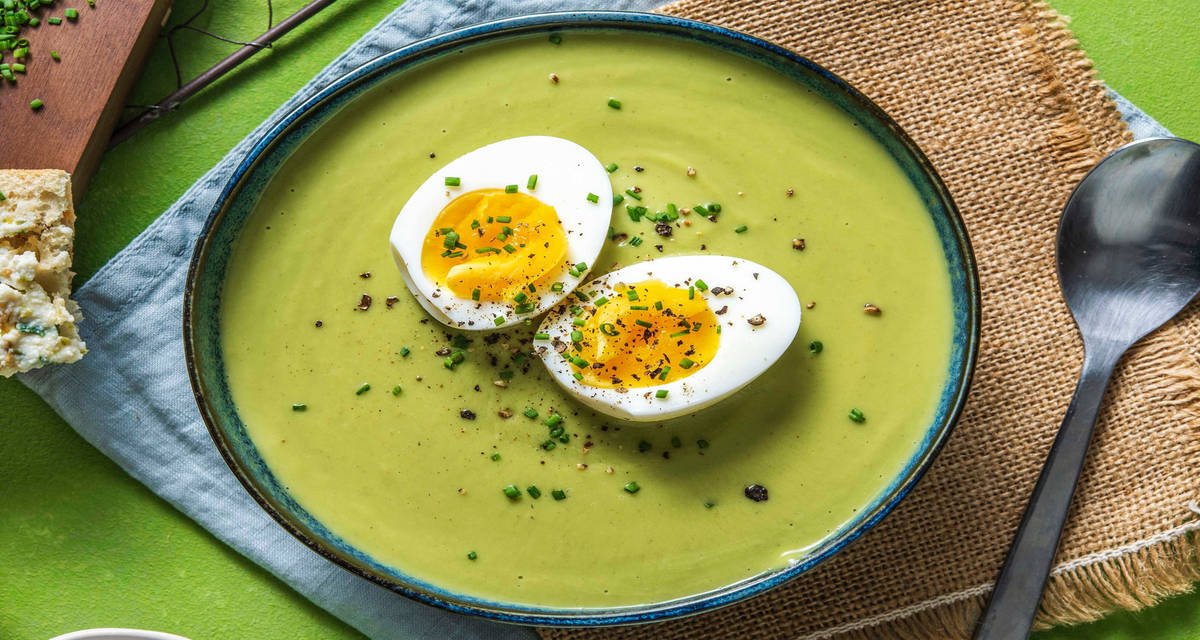 Soupe de brocoli & tartines ricotta-miel avec un oeuf mollet et de la ciboulette