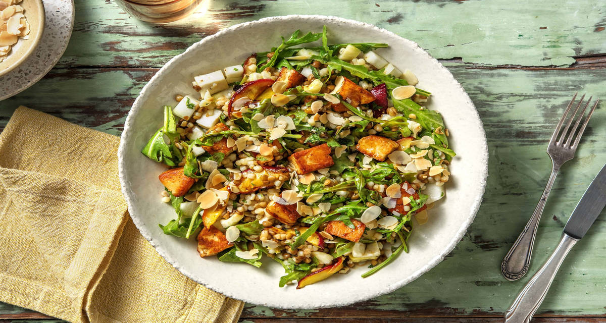 Salade de couscous perlé à la nectarine rôtie & halloumi avec du fenouil, des lentilles et des amandes effilées