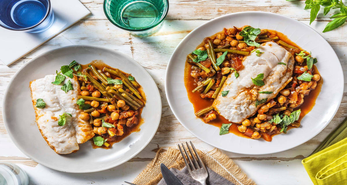 Merlu & pois chiches à la provençale servi avec des haricots verts frais et du basilic
