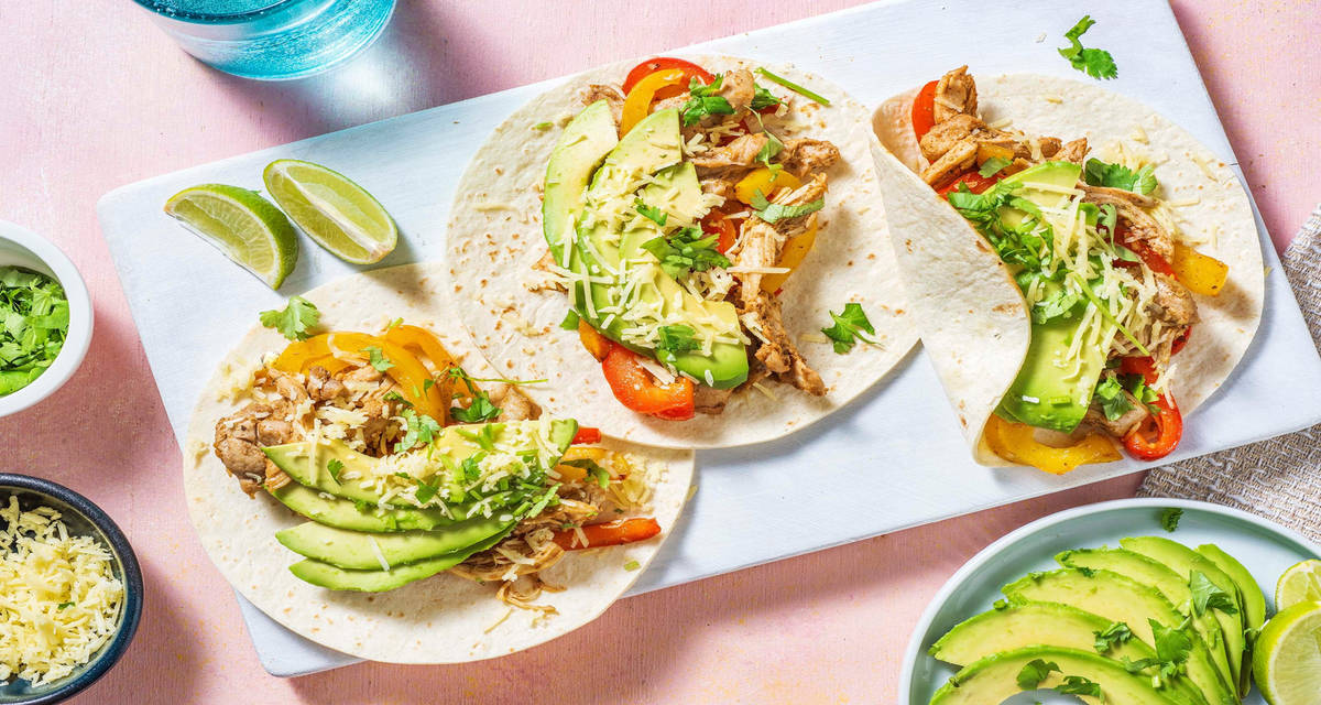 Tacos au poulet & légumes sautés avec de l'avocat, du cheddar et de la coriandre