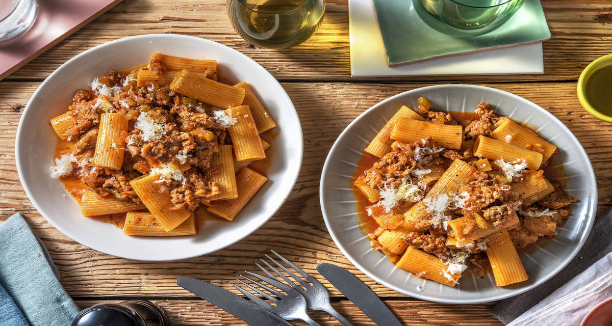 Rigatoni à la saucisse façon bolognaise avec des légumes fondants et du fromage italien râpé
