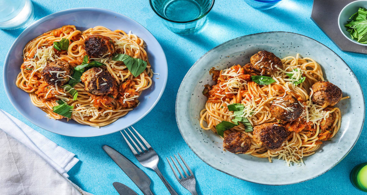 Kødboller i tomatsauce med spaghetti & basilikum