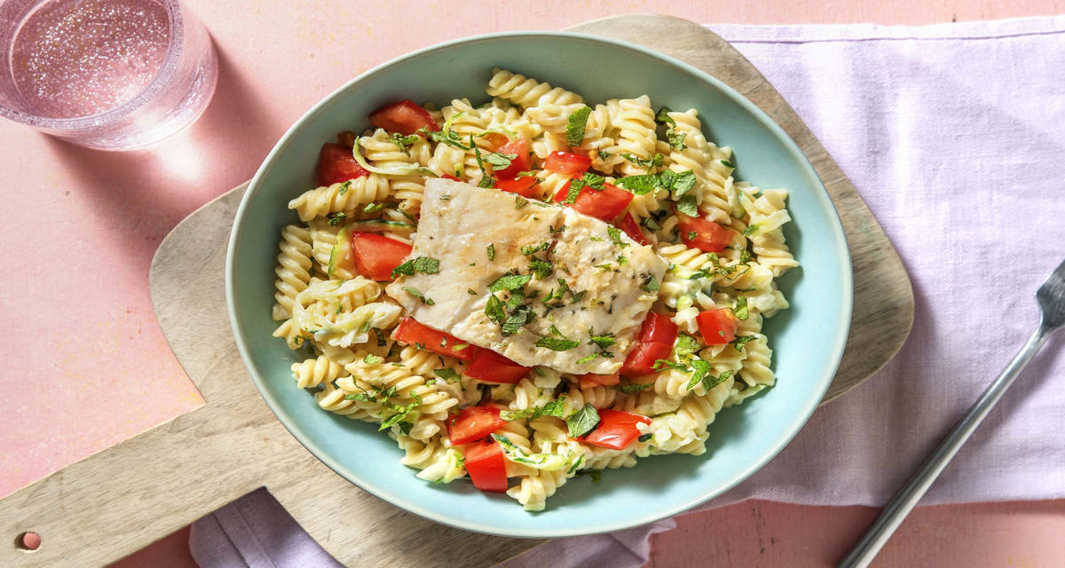 Églefin poêlé et fusili à la crème de courgette servi avec de la tomate et de la menthe