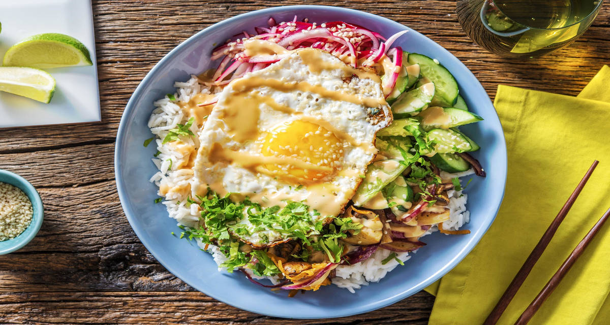 Poke bowl med picklad lök, ingefärs- och vitlöksris