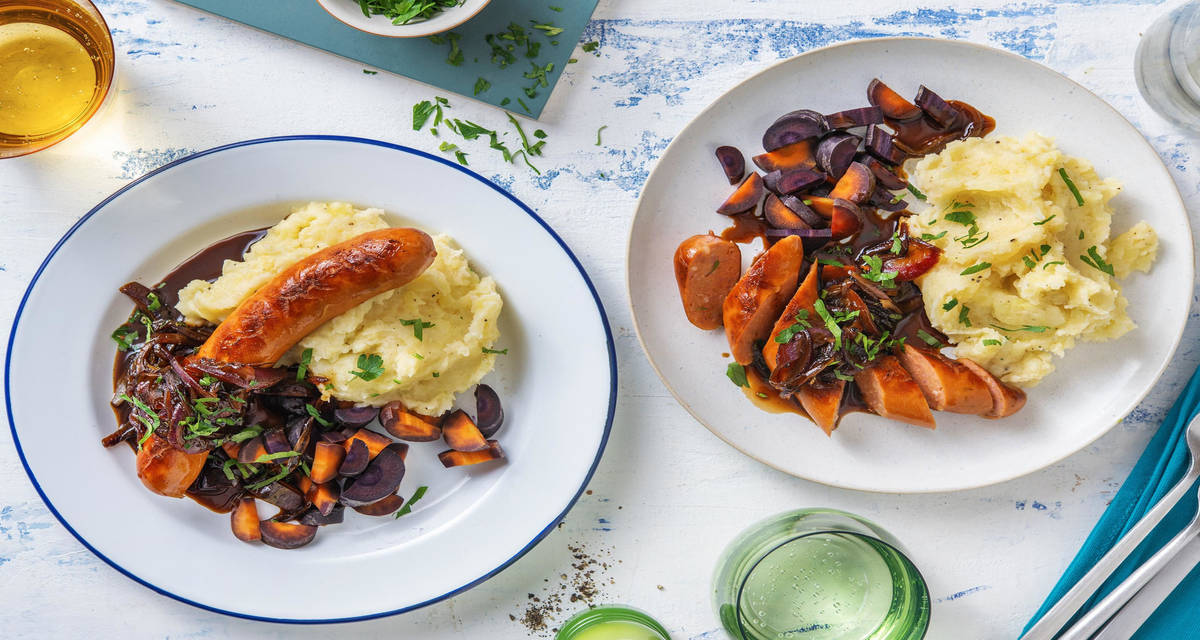Grillpølser med løgsovs, kartoffelmos & dampede gulerødder