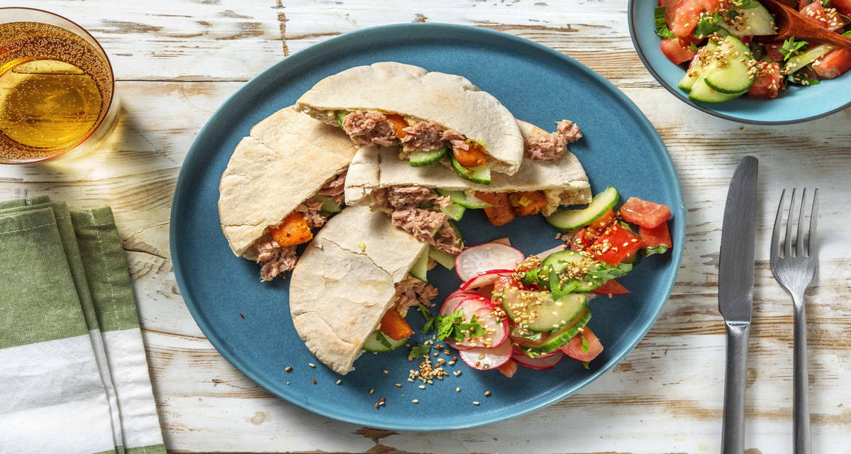 Pitas au thon, houmous & carotte au cumin avec une salade tomates-radis sauce citron et persil plat