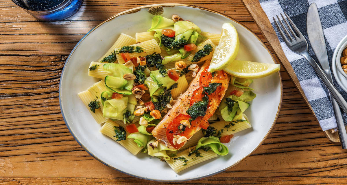 Saumon en papillote & pistou maison avec des tagliatelles de courgette, des rigatoni et des tomates
