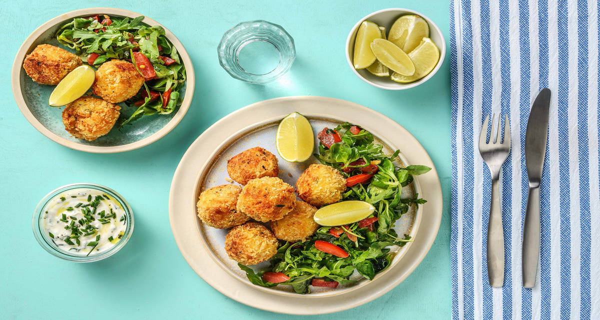 Croquettes de saumon & yaourt aux herbes préparées avec des pommes de terre et une salade