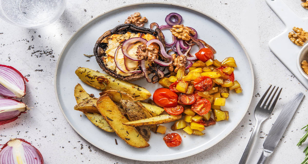 Portobello farci au chèvre frais & noix avec des tomates cerises et des pommes de terre poêlées