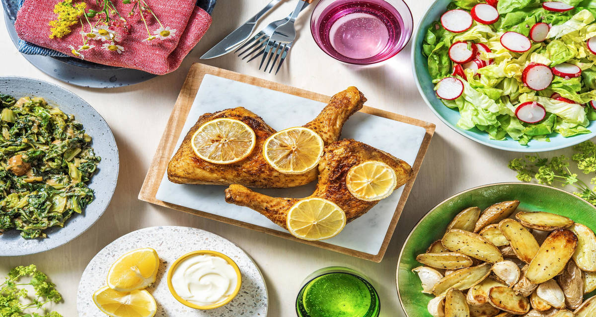 Cuisse de poulet rôtie & sauce crème aux fines herbes avec des grenailles, des légumes poêlés et une salade fraîche