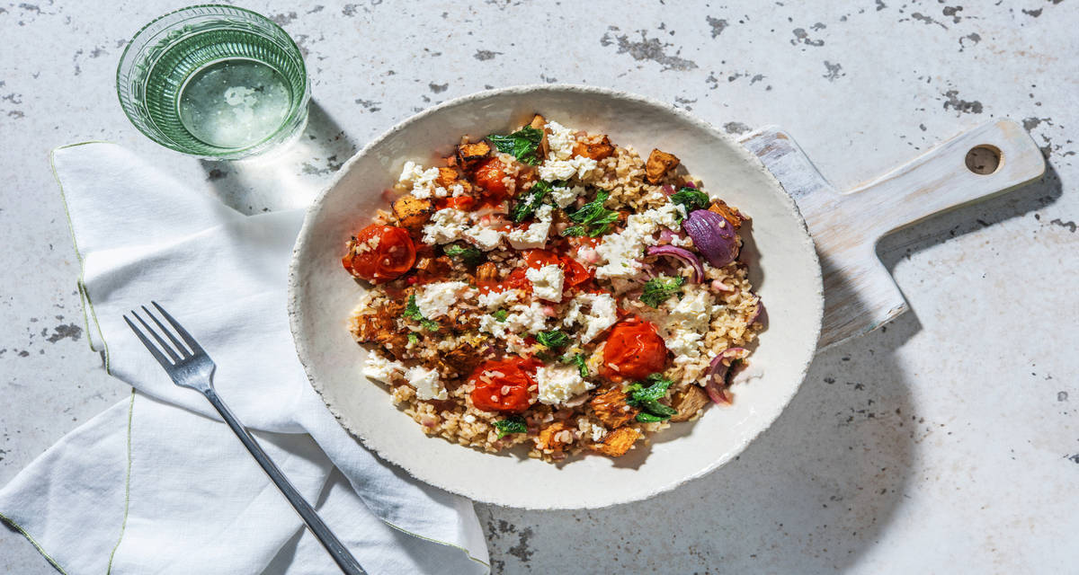 Ensalada tibia de bulgur y queso griego con zanahoria asada, tomates cherry y salsa de menta