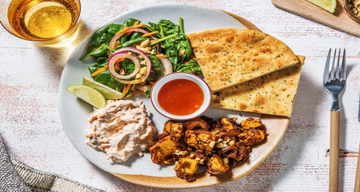 Poulet au garam masala & raita de carottes servi avec un naan et du chutney de mangue