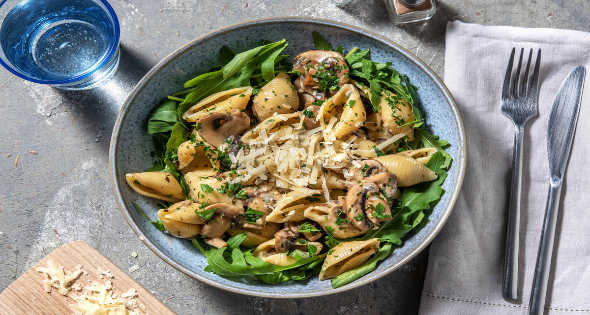 Conchiglie & fricassée de champignons avec une sauce à la crème, au pecorino et aux fines herbes