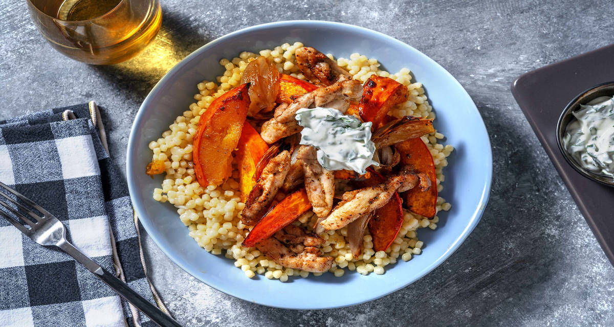 Potimarron rôti & poulet mariné aux épices servi avec du couscous perlé