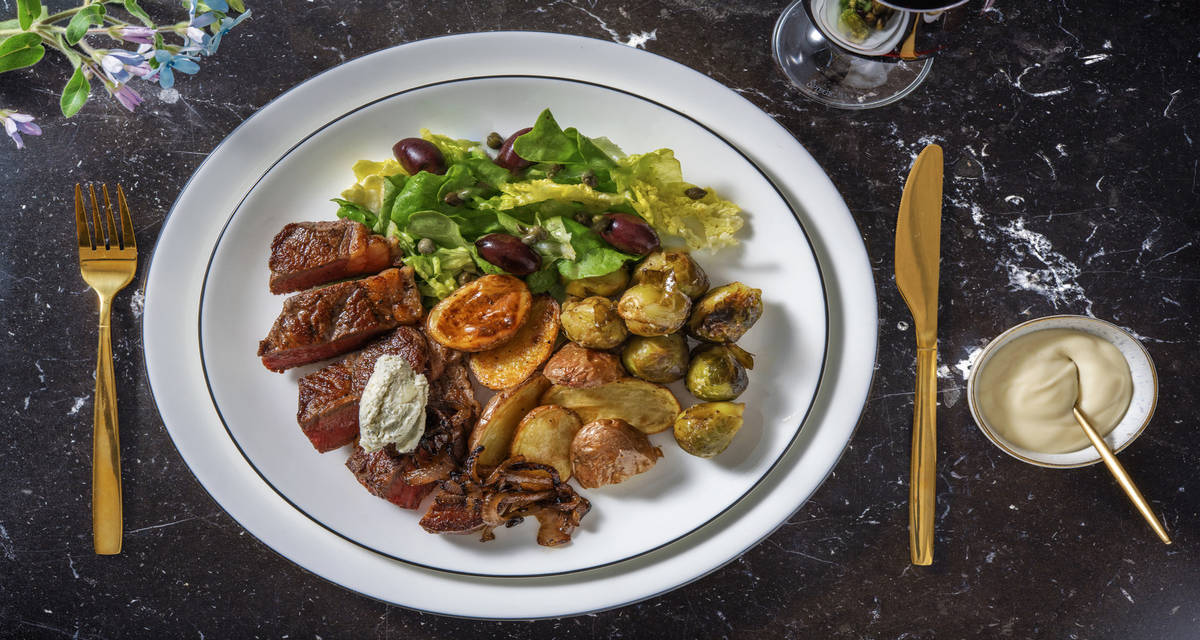 Bœuf beurre au bleu & choux de Bruxelles rôtis avec une salade & des oignons caramélisés