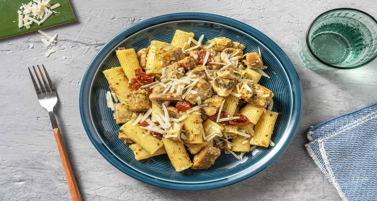 Rigatoni au pesto verde & champignons avec du pecorino et des aubergines
