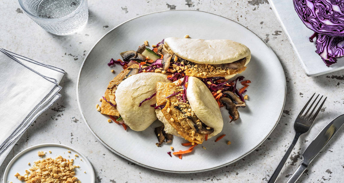 Bao buns végétariens au portobello & omelette au soja servies avec une salade aux saveurs aigres-douces