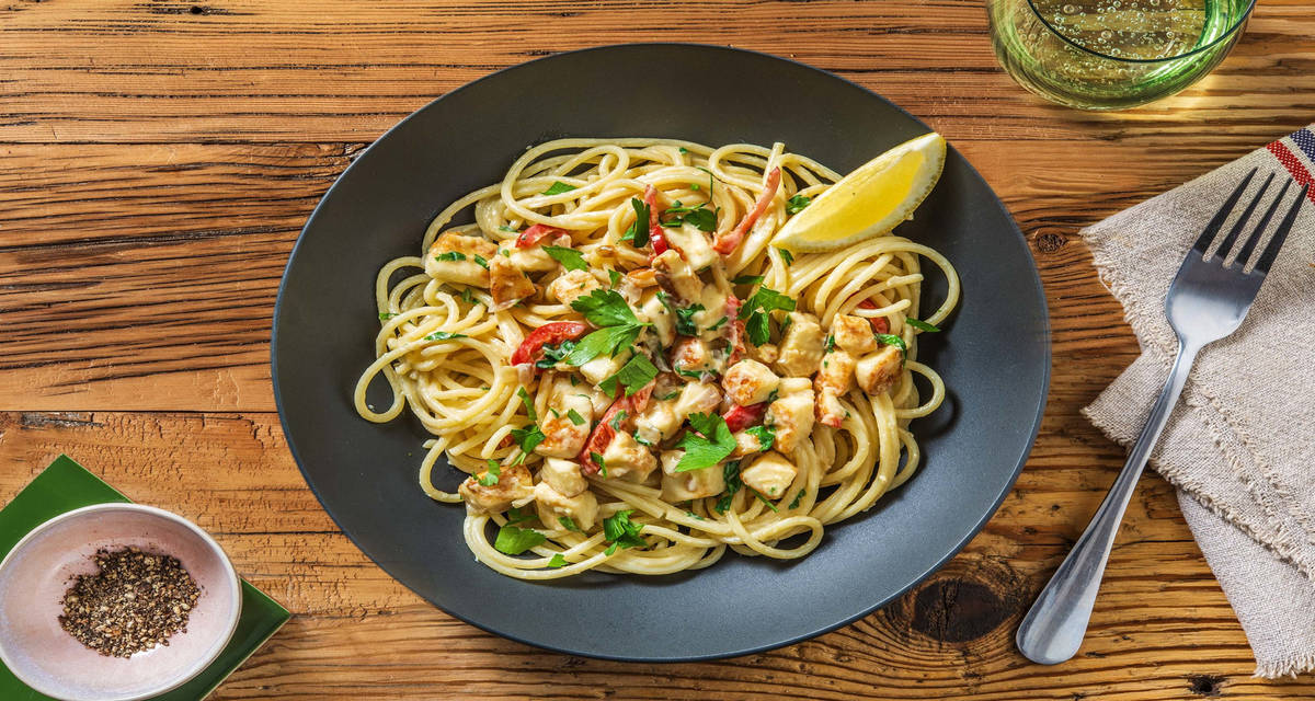 Cremet spaghetti med halloumi, chili & kålsalat