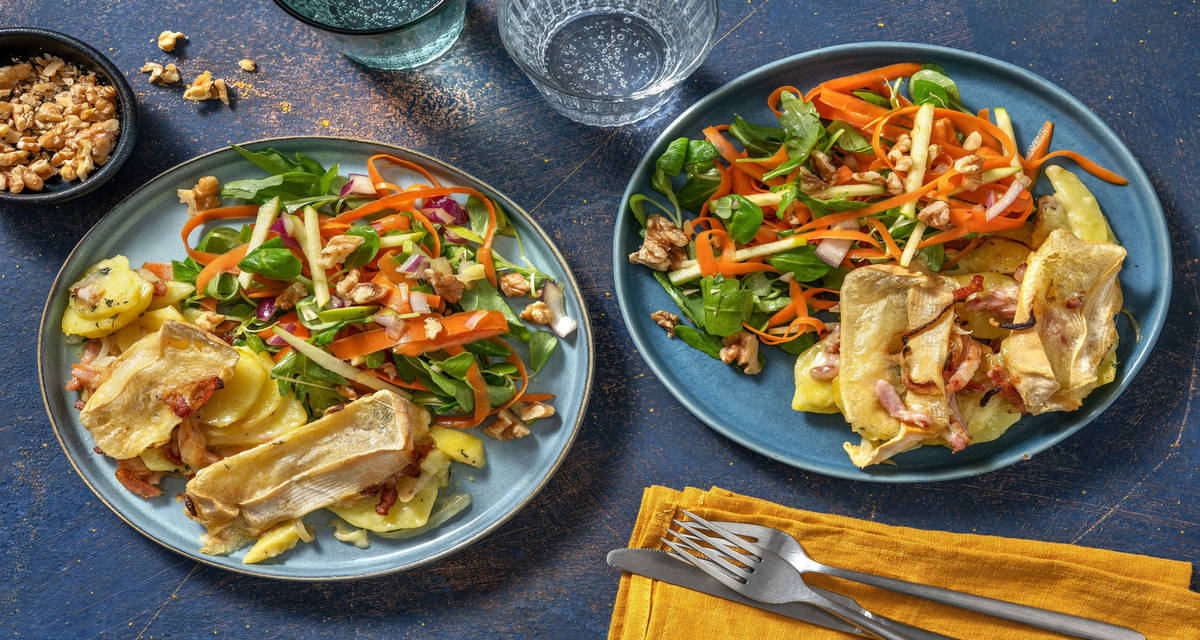 Tartiflette traditionnelle avec une salade fraîche à la pomme Granny, carotte et roquette