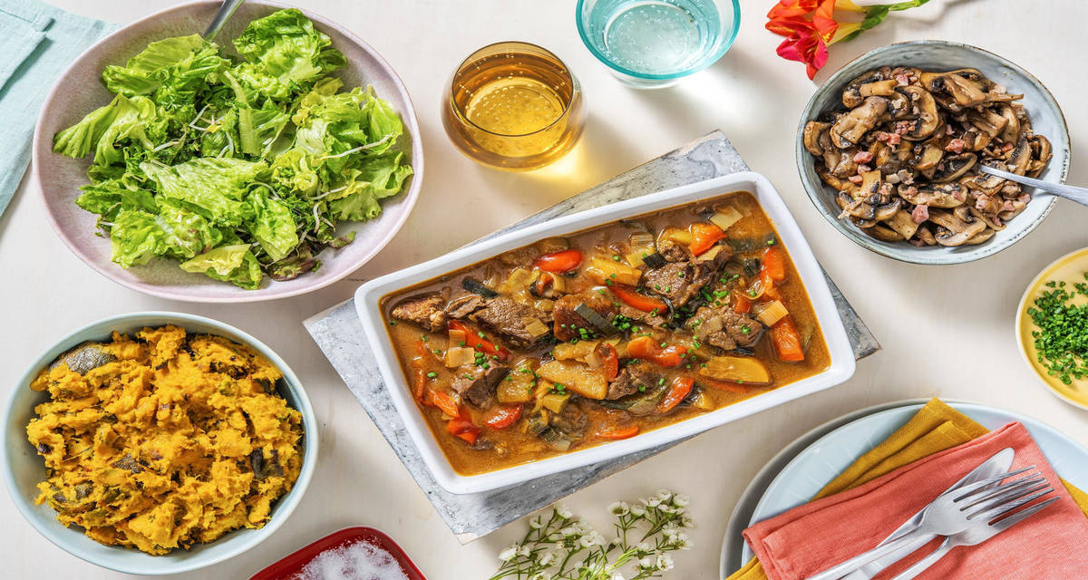 Ragoût de veau & champignons aux lardons avec des champignons et lardons poêlés et une salade composée