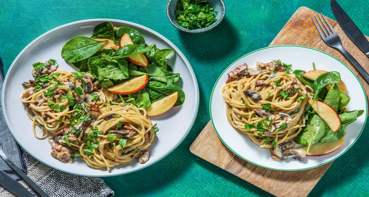 Spaghetti Carbonara med sprød bacon og frisk æblesalat