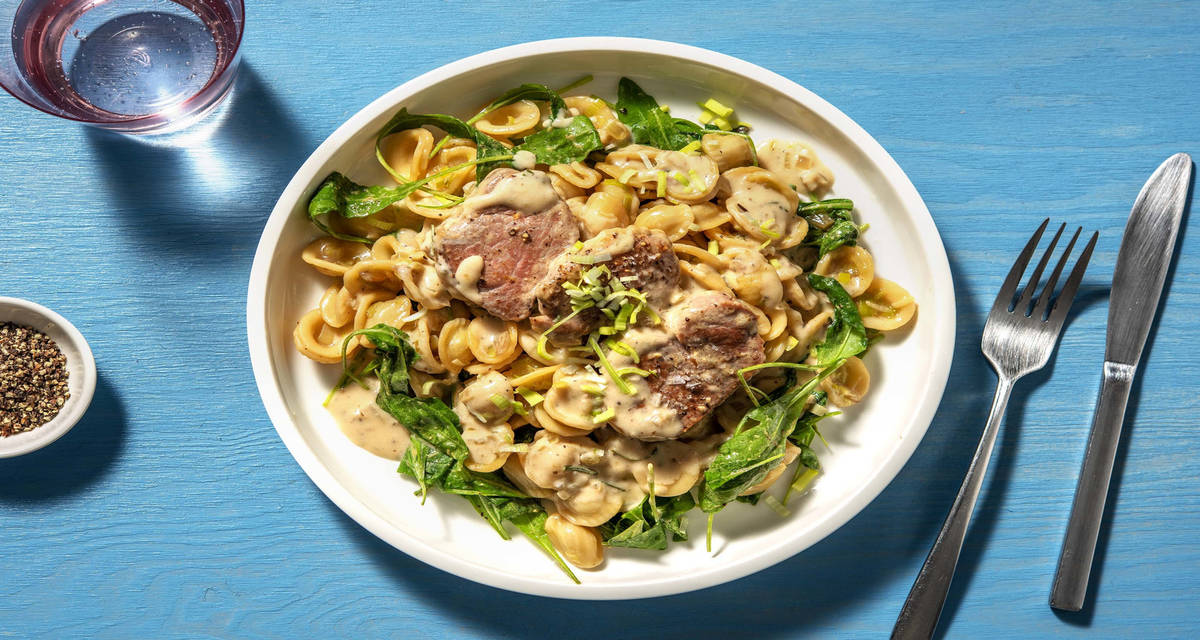 Carré de porc & sauce au romarin avec des orecchiete aux poireaux et de la roquette