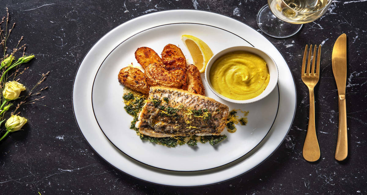 Daurade, sauce persil & beurre noisette avec une mousseline de carotte jaune au curcuma