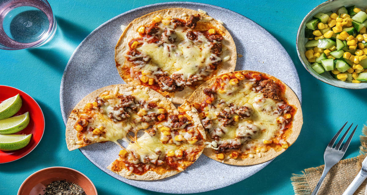 Tostadas bœuf & cheddar à la mexicaine servie avec une salade de maïs, concombre et persil