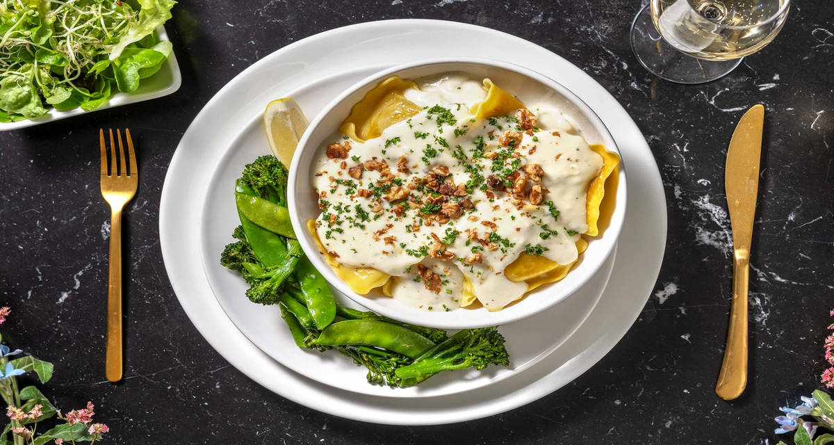 Ravioli, sauce à la Fourme d'Ambert & noix avec des broccolini, des pois mange-tout et une salade
