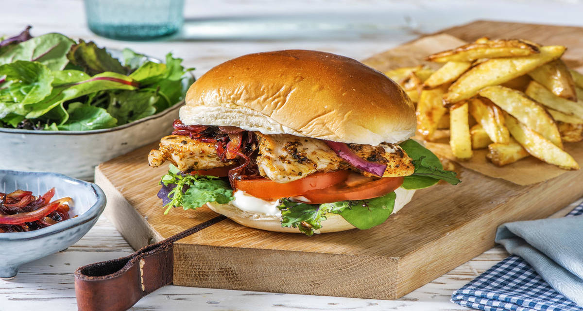 Portugisisk kyllingeburger med ekstra bacon med karamelliserede rødløg og sprøde fritter