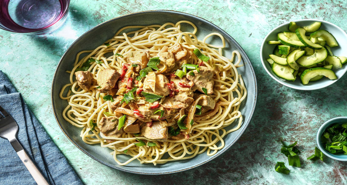 Bicol express philippin : porc au lait de coco servi avec des nouilles et du concombre aigre-doux