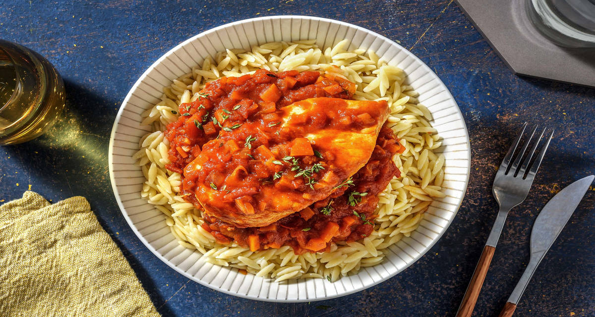 Filet de poulet & orzo en sauce tomate maison avec de la carotte, du thym et de l'origan