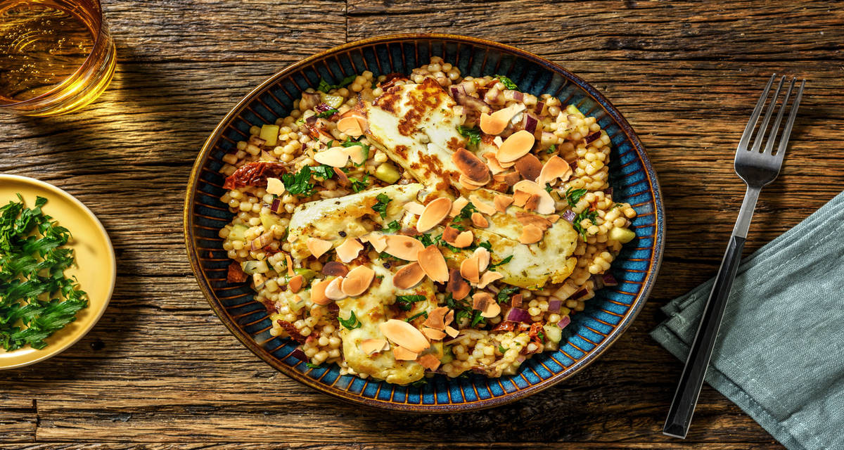 Salade de couscous perlé & halloumi avec une vinaigrette à la harissa & au zaatar