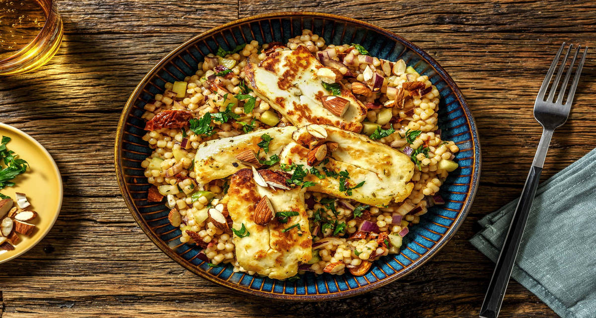 Salade de couscous perlé & halloumi avec une vinaigrette épicée et des tomates séchées