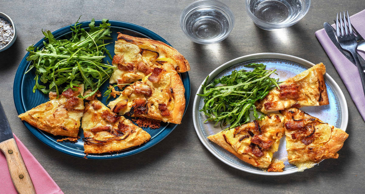 Pizza montagnarde à la tartiflette et aux lardons accompagnée d'une salade de roquette