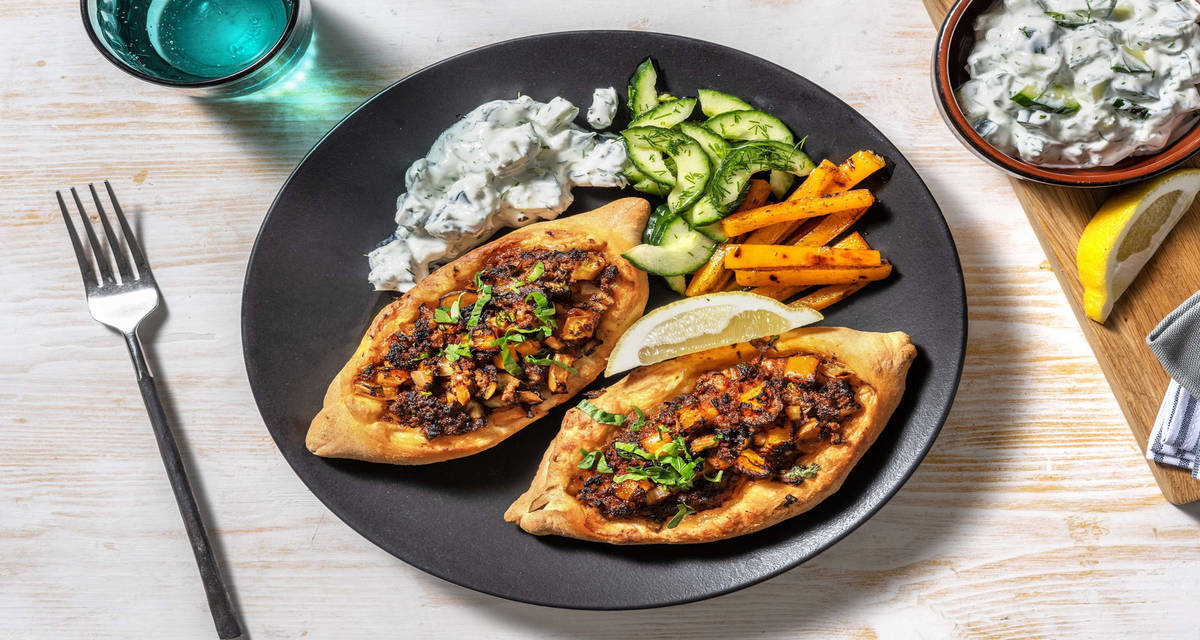 Pide : pizza turque au bœuf haché & persil avec un cacik, une sauce au yaourt et au concombre