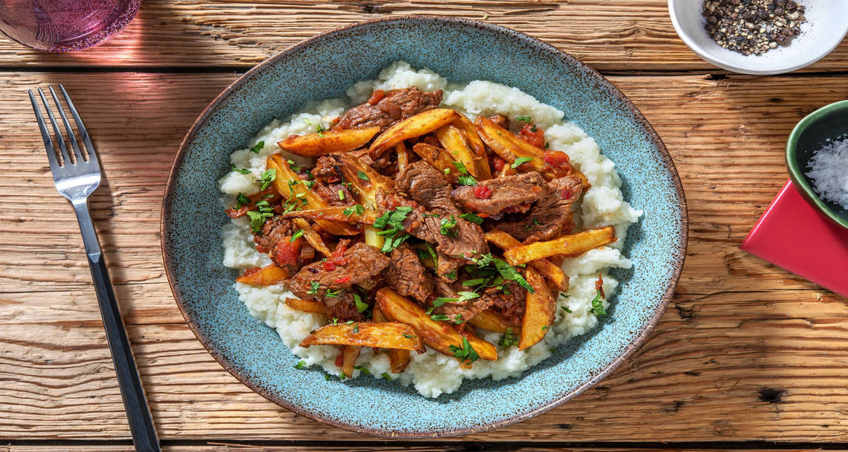 Lomo saltado : bœuf sauté à la péruvienne avec du riz de chou fleur poêlé et de la coriandre