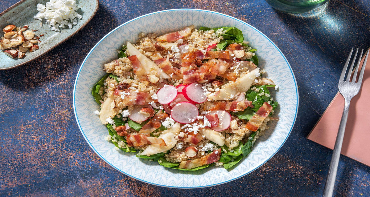 Salade de quinoa, poire, lard & fromage grec avec des noisettes grillées et des épinards