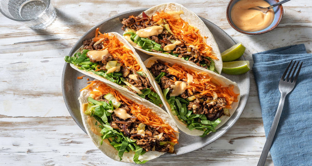 Asiatiska blandfärstacos med stekt pak choi och stark srirachadressing