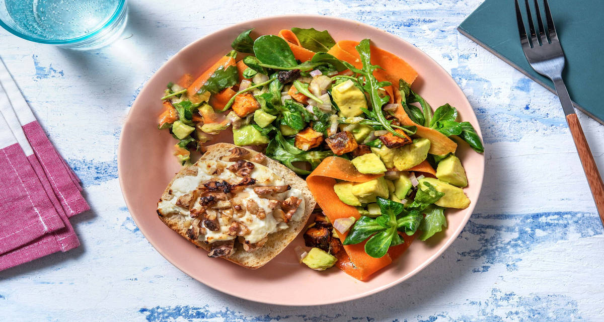 Salade de patate douce rôtie & avocat avec une tartine de chèvre, miel & noix