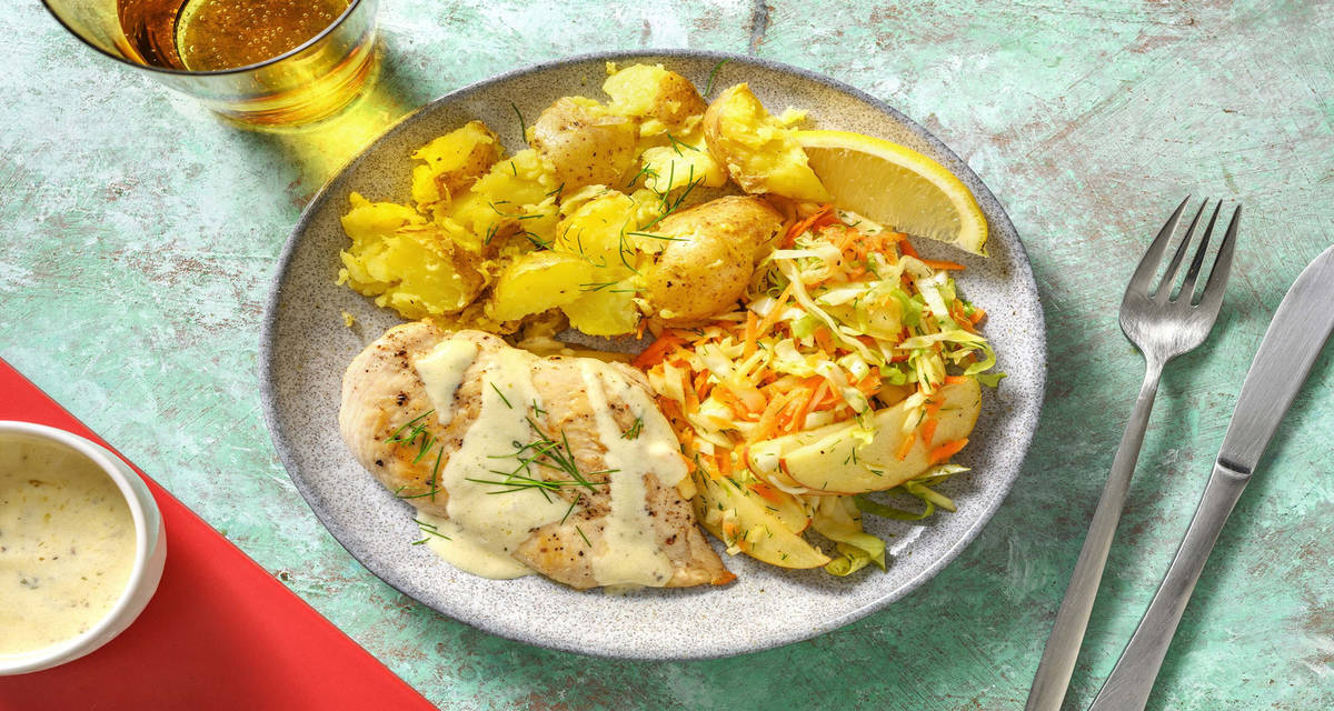 Stegt kylling med citronkartofler, kålsalat & cremet dild-pebersauce