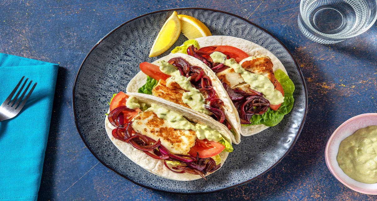 Vegetariska grillost-tacos med karamelliserad rödlök och len avokadocrema