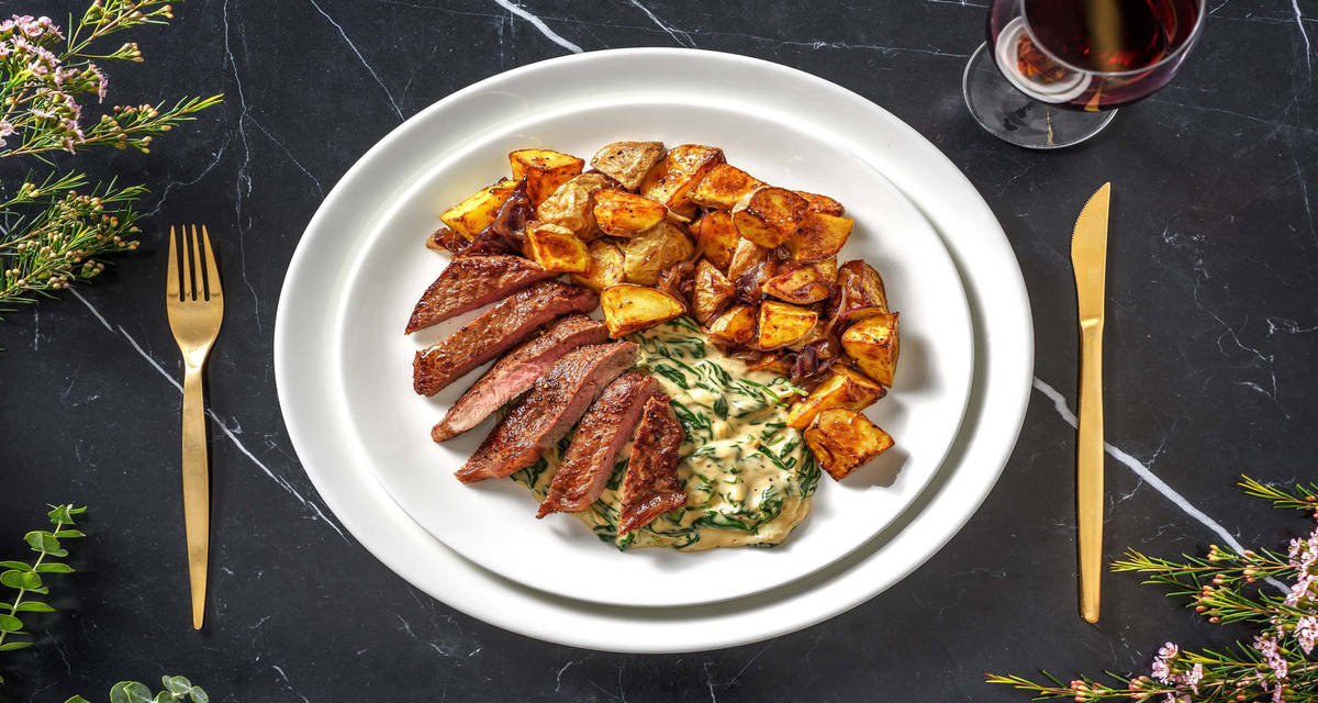 Stekt rumpstek och krämig spenatsås med rostad potatis och karamelliserad lök