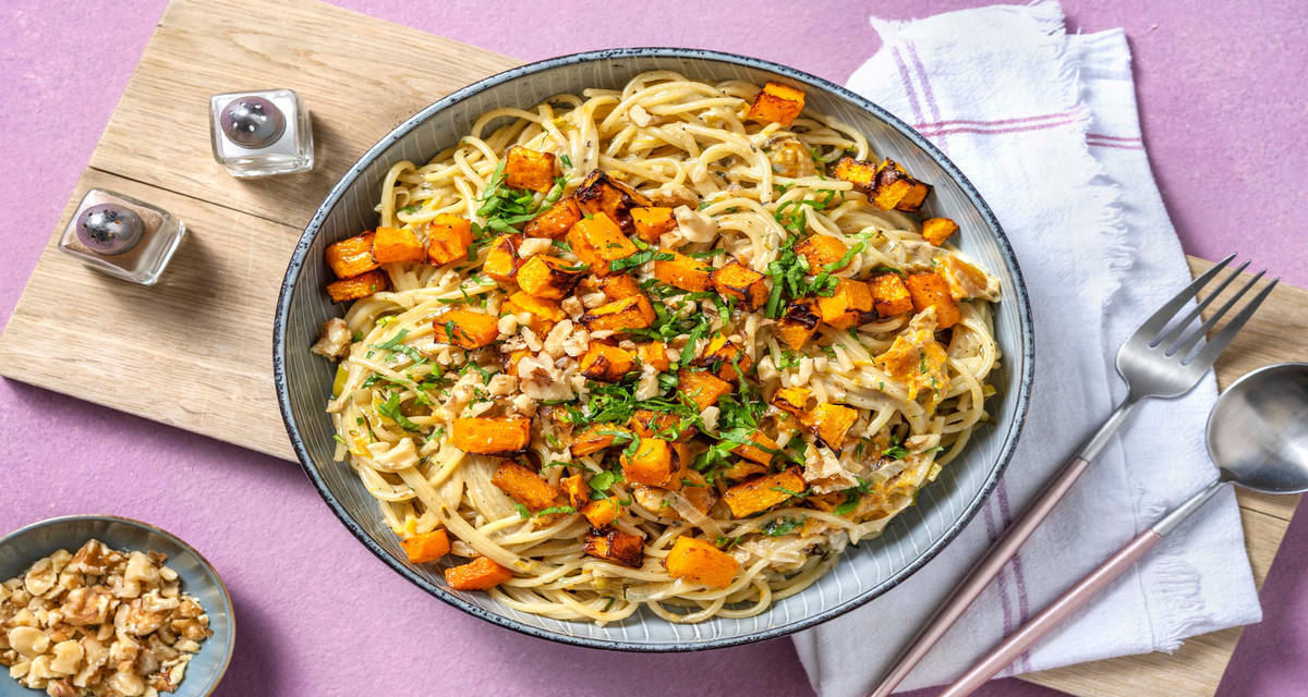 Spaghetti au butternut & bleu d’Auvergne avec des noix, de la crème et du persil