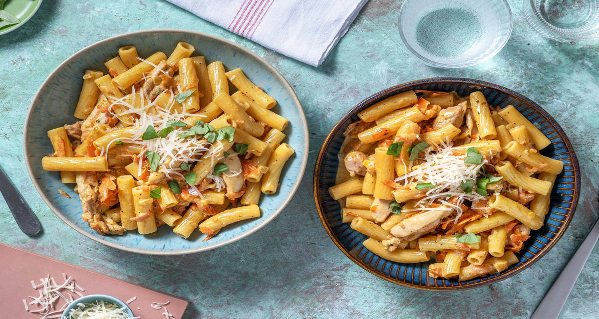 Cremet kyllingepasta med tomat & lagret ost