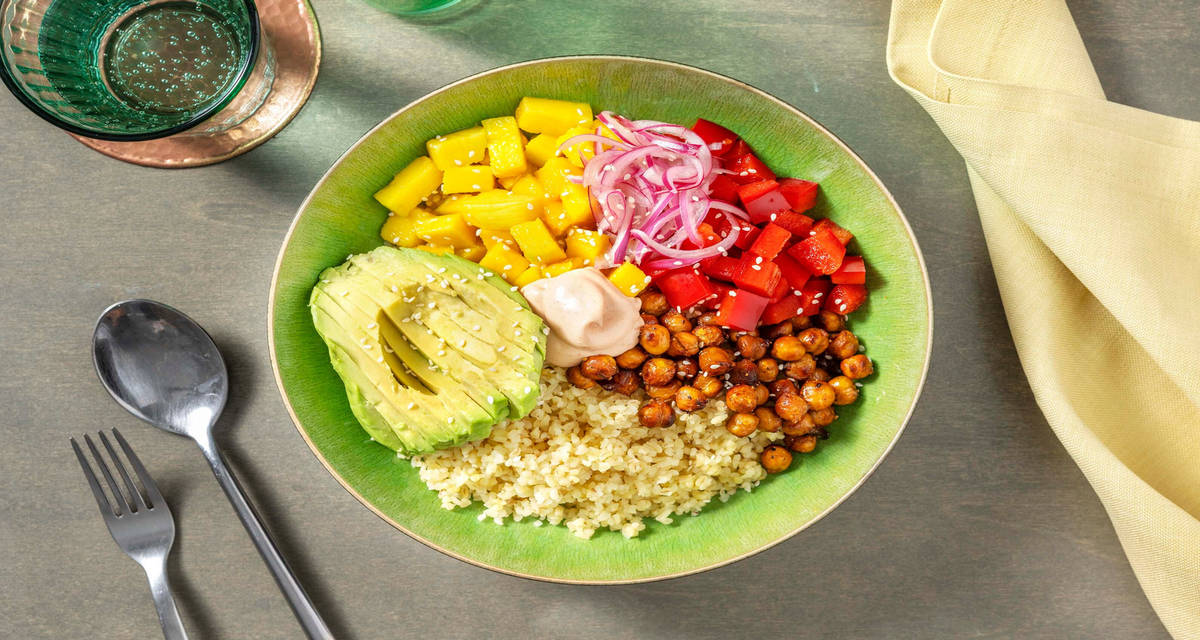 Buddha bowl med ugnsbakade BBQ-kikärtor och mango
