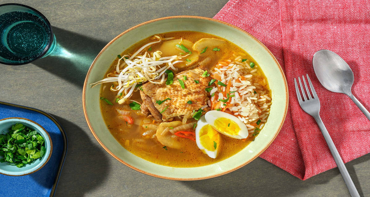 Soupe de poulet à la citronnelle servie avec du riz inspirée de la soupe saoto surinamienne